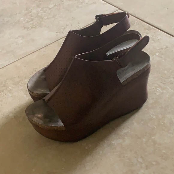 Pierre Dumas Shoes - Brown leather wedge shoe Size 7